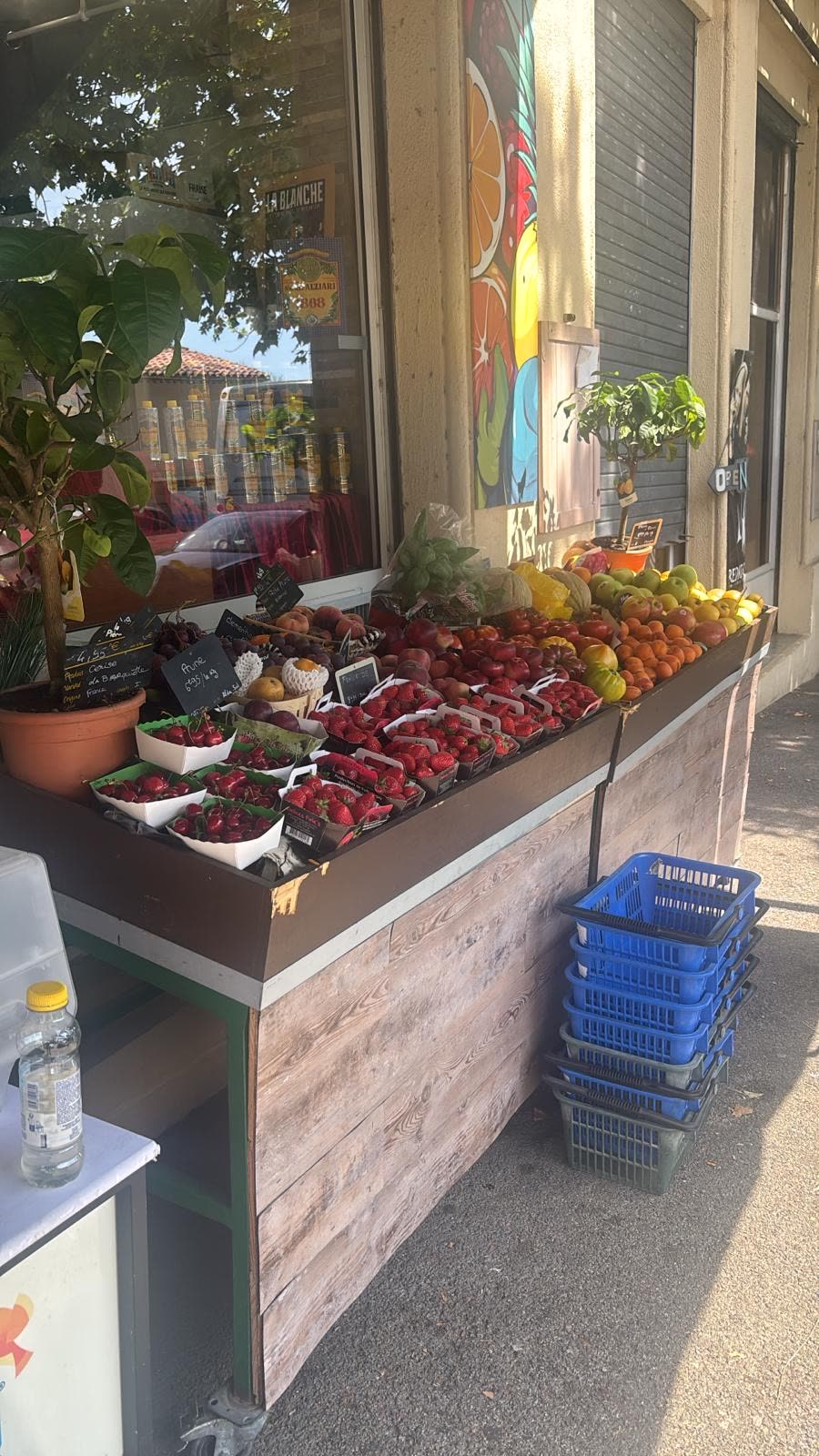Étal extérieur de fraises et cerises à Villefranche Primeurs