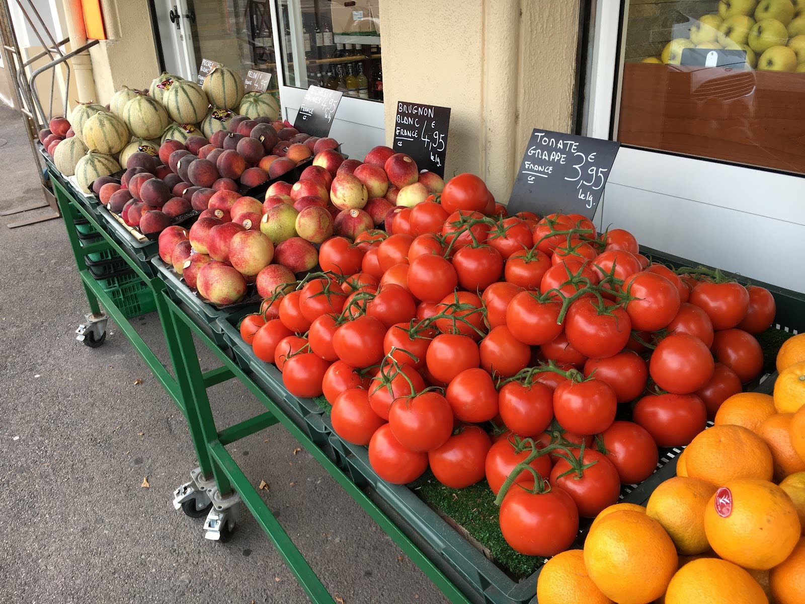 Étal extérieur de fruits d'été à Villefranche Primeurs