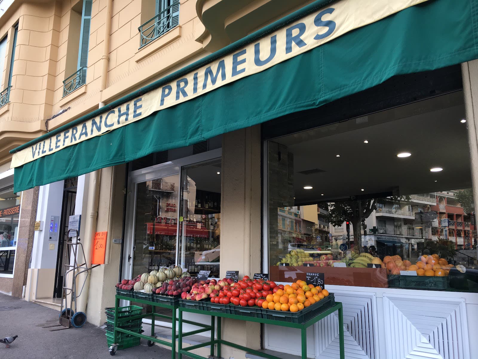 Façade de Villefranche Primeurs, avenue du Général de Gaulle à Villefranche-sur-Mer