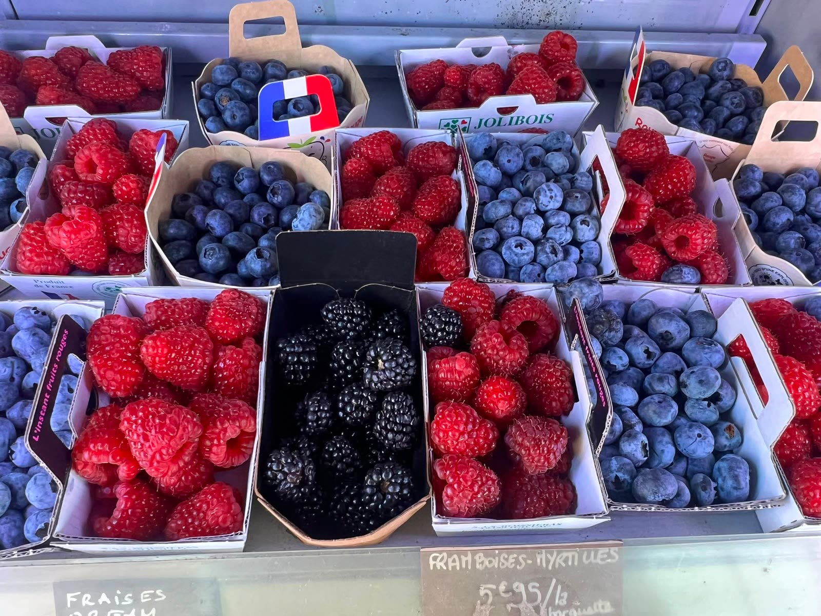 Barquettes de fruits rouges, framboises et myrtilles