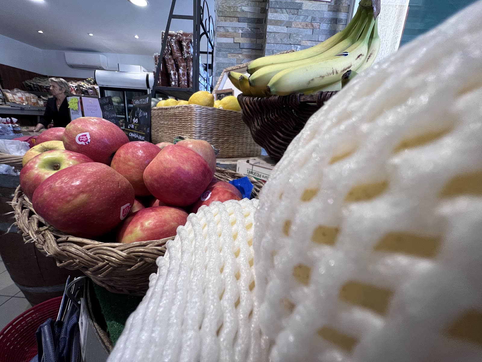Intérieur de la boutique avec paniers de pommes et bananes