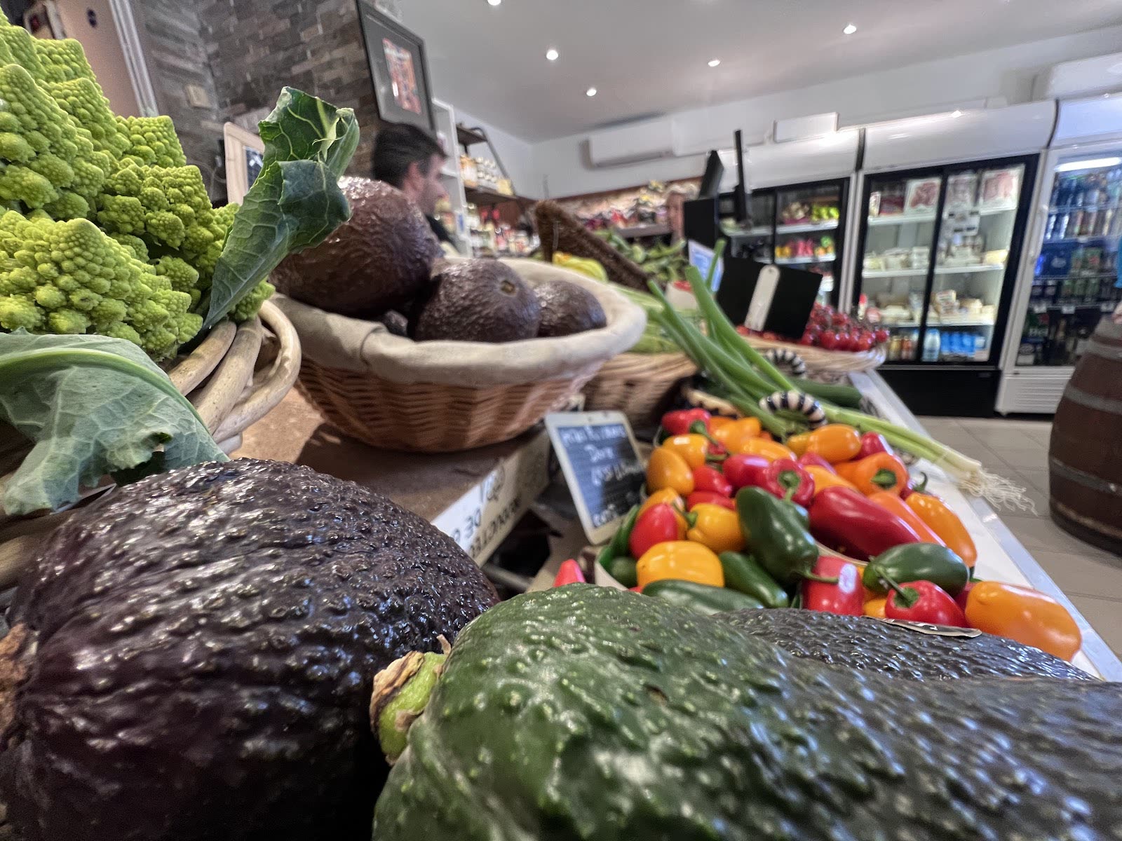 Romanesco, avocats et poivrons frais en boutique à Villefranche Primeurs