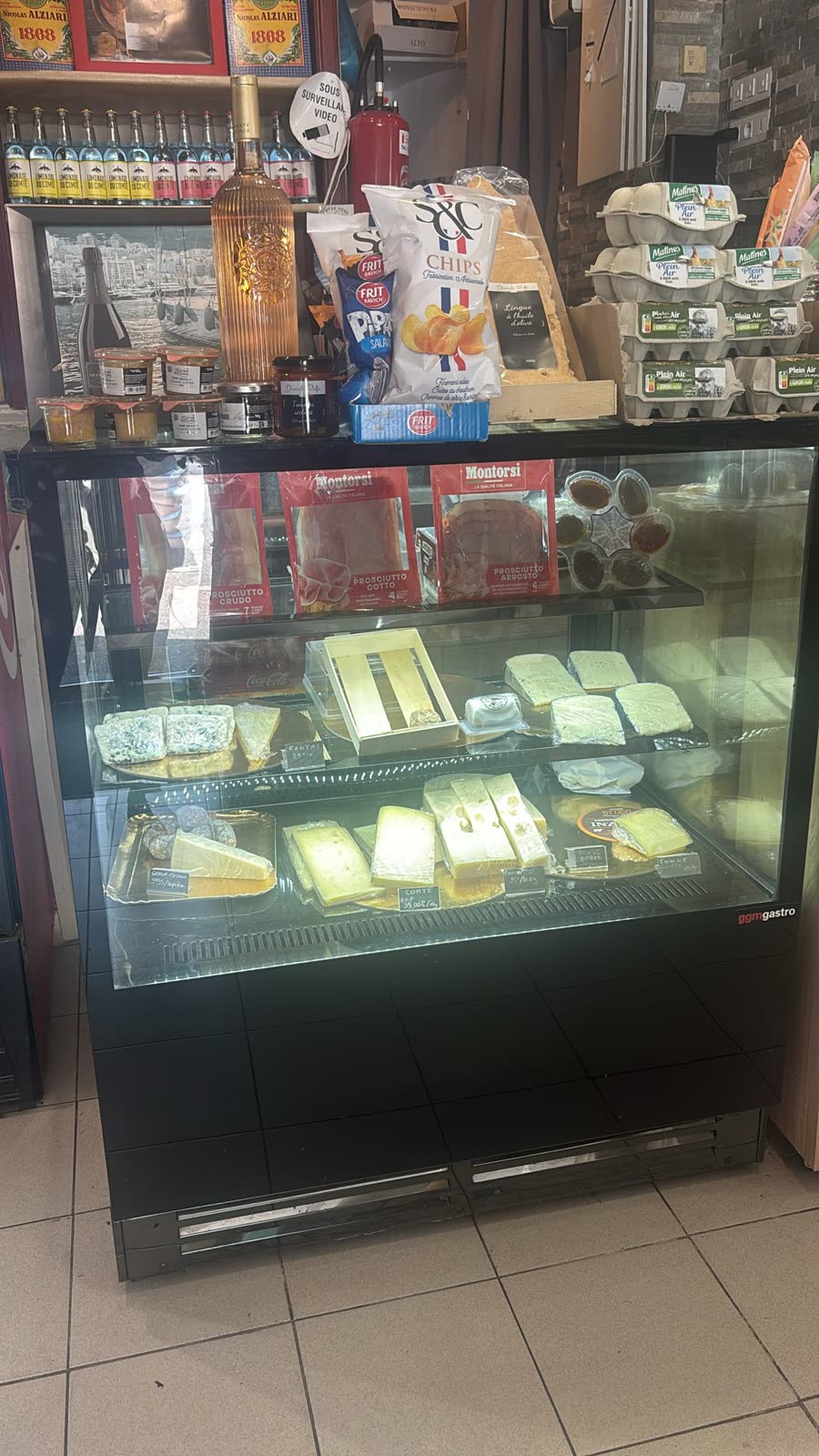 Vitrine de fromages affinés à Villefranche Primeurs