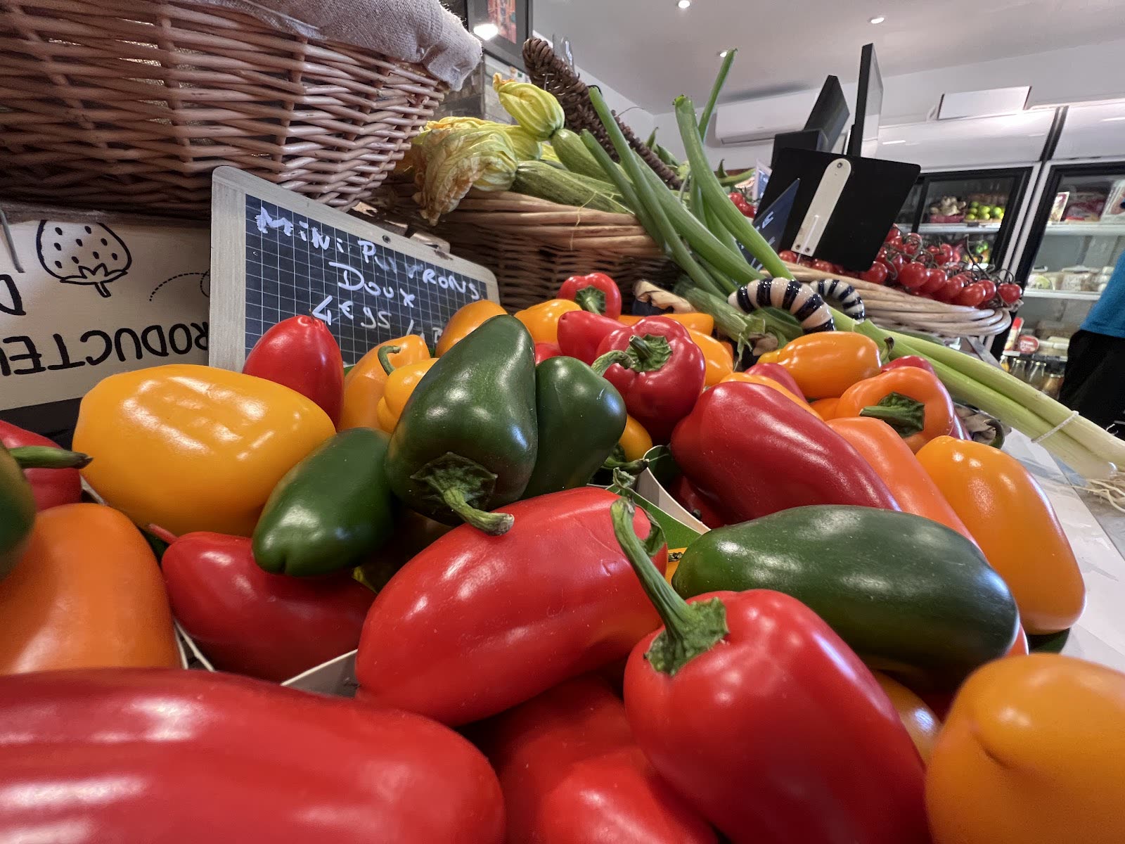 Poivrons colorés à l'étal de Villefranche Primeurs